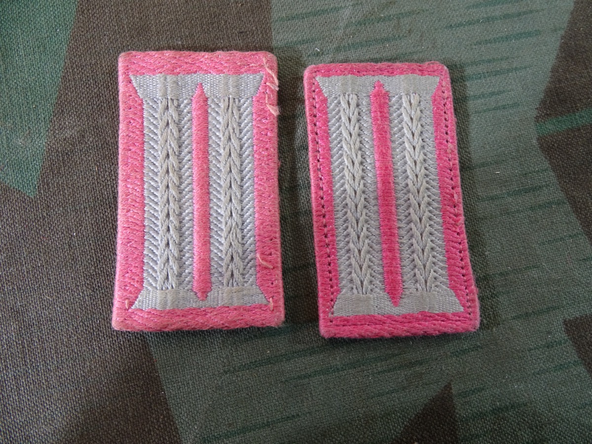 2 Ärmelpatten für Waffenrock Manschaft Panzertruppe, Waffenfarbe rosa, schöner Zustand