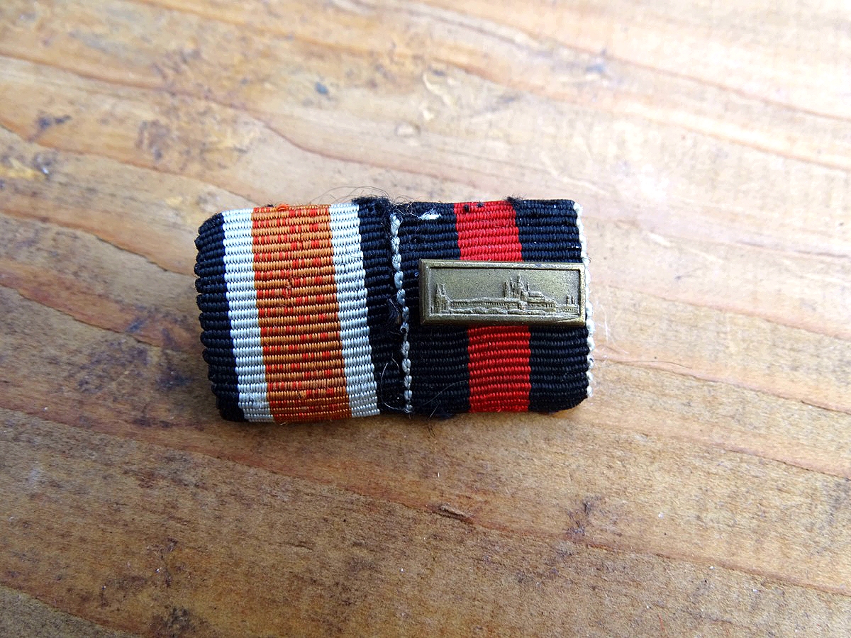 2er Bandspange,  Eisernes Kreuz 2. Klasse 1939,  Medaille Oktober 38 mit Auflage Prager Burg