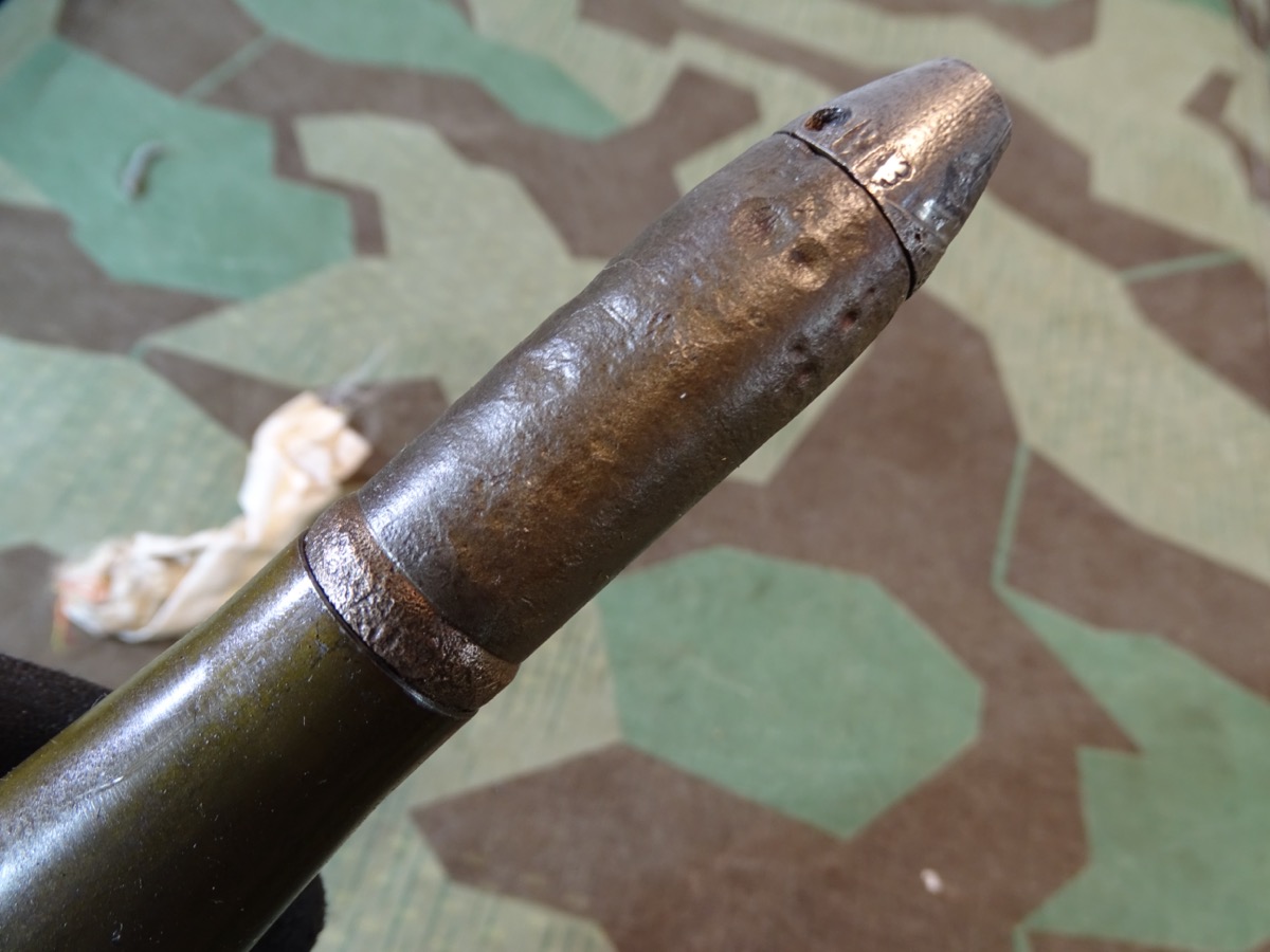 Deko-Patrone 2 cm Flak 38, lackierte Stahlhülse, Eisenzünder, Ladungssäckchen