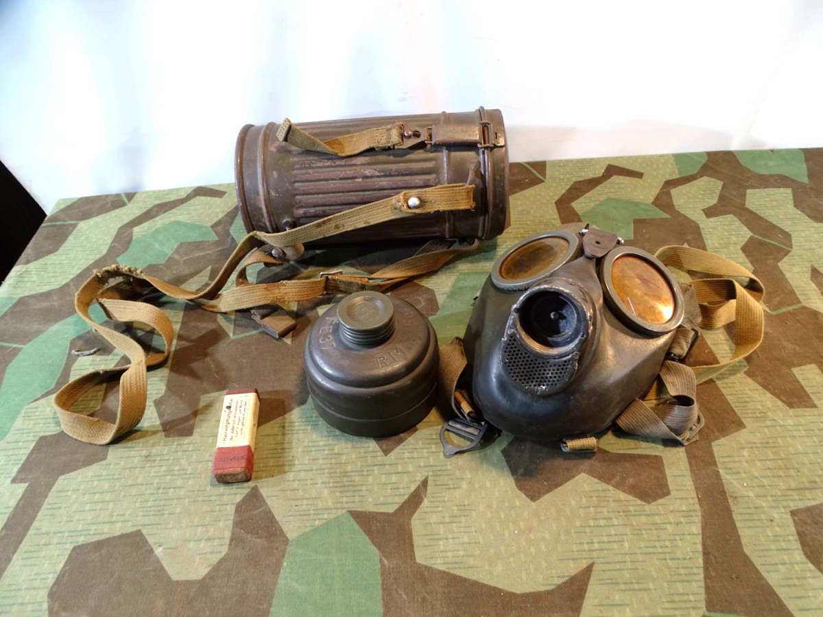 Frühe Gasmaske Wehrmacht 1937/1939 mit Dose, Filter, Losantin, Ersatzgläsern 