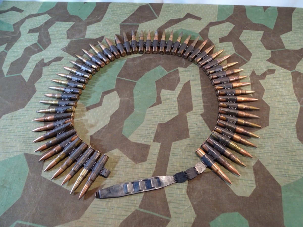 Wehrmachts Patronengurt / Gurtkette mit Einführstück und 53 Deko Patronen 8x57, gemischte Hersteller