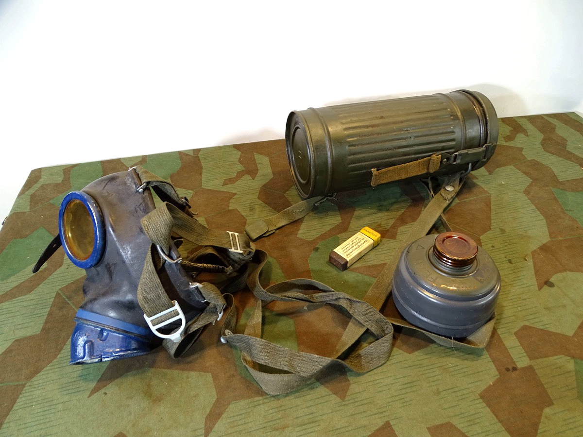 Gasmaske mit Dose M 38 und Filter FE 41, (unbenutzt) und Losantin, 1943