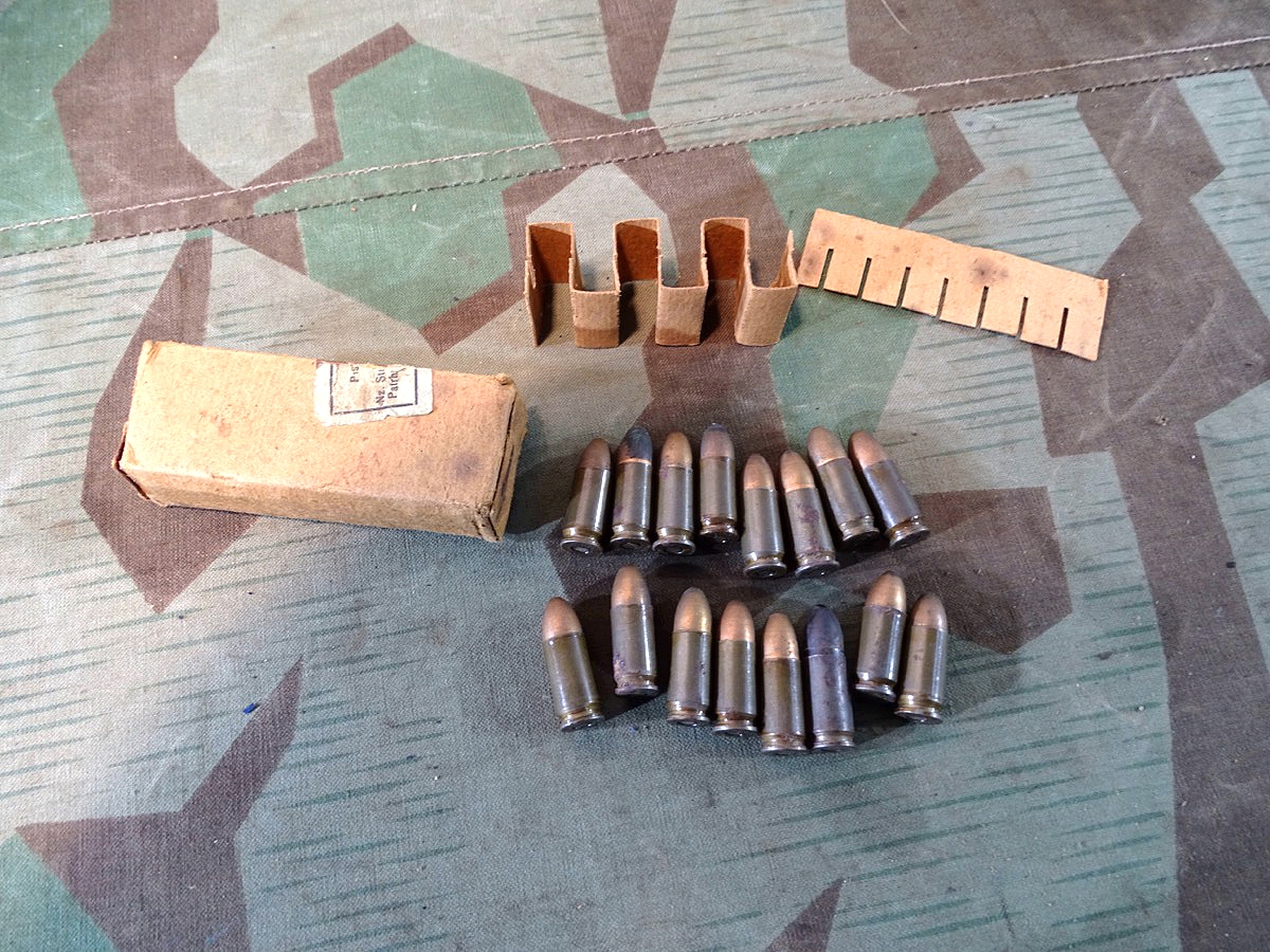 16 späte Wehrmachts Deko Pistolen Patronen 08, 15x ch44, 1x ch43 ( FN) gestempelt, Originalschachtel 16 späte Wehrmachts Deko Pistolen Patronen 08, 15x ch44, 1x ch43 ( FN) gestempelt, Originalschachtel