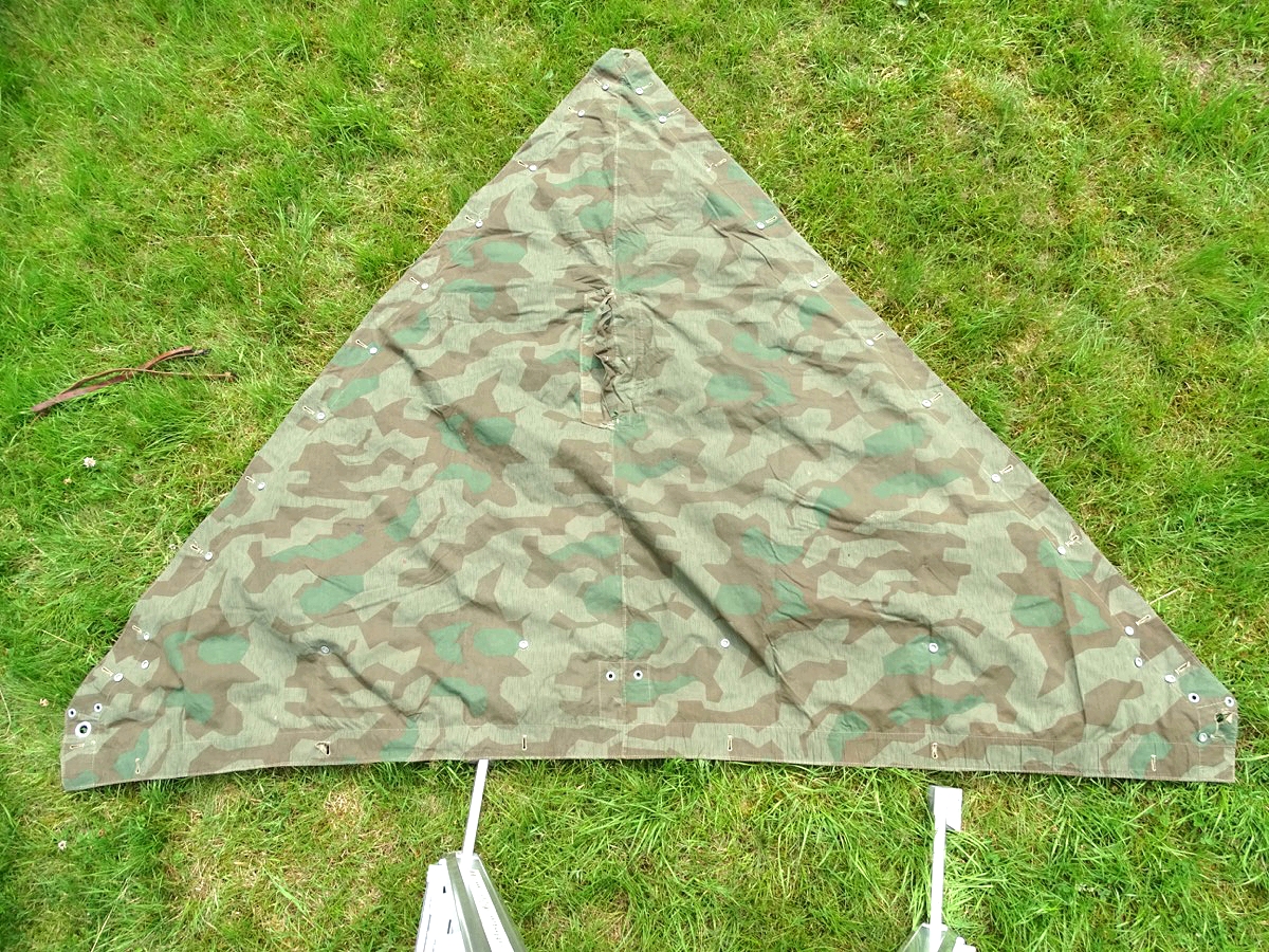 Dreieckszeltbahn Luftwaffe, farbfrisches Tarnmuster, " KG 1 Hindenburg " , 2 Riemen (1) Dreieckszeltbahn Luftwaffe, farbfrisches Tarnmuster, " KG 1 Hindenburg " , 2 Riemen (1)