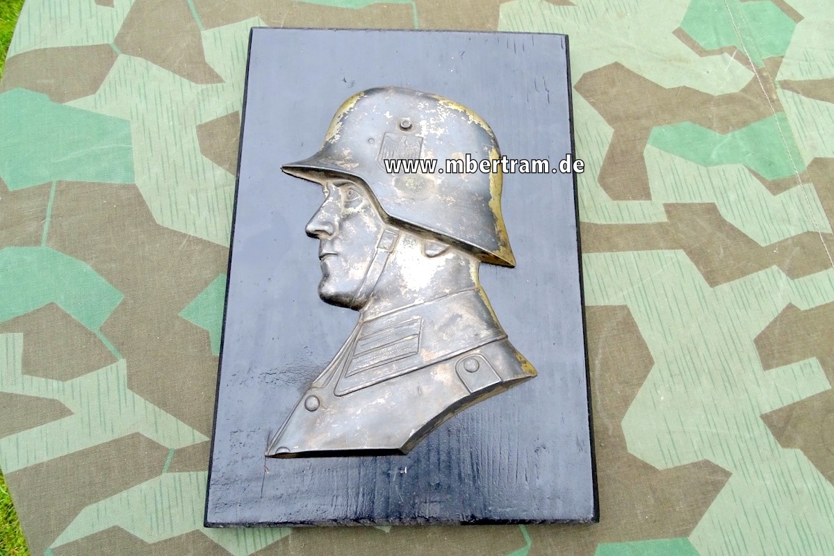 Relieffbildniss eines Wehrmachtssoldaten mit Stahlhelm M 16 mit WH Adlerwappen