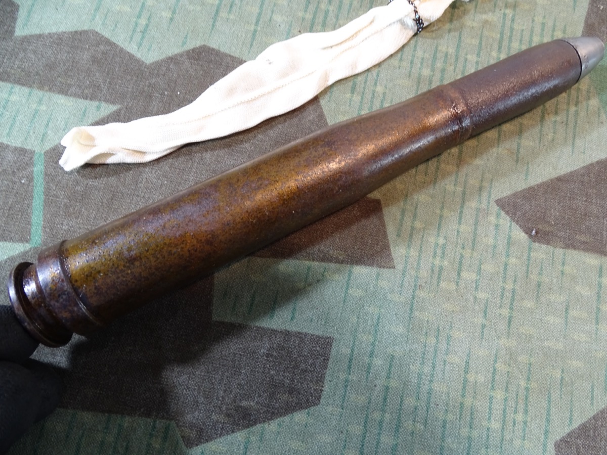 Deko-Patrone 2 cm Flak 38, lackierte Stahlhülse avu 1945!! , Eisenzünder, Ladungssäckchen