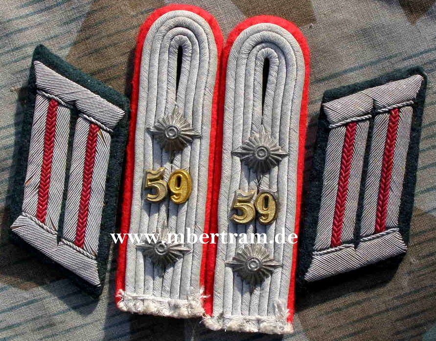 Paar Schulterklappen, Kragenspiegel Oberleutnant, Artillerie