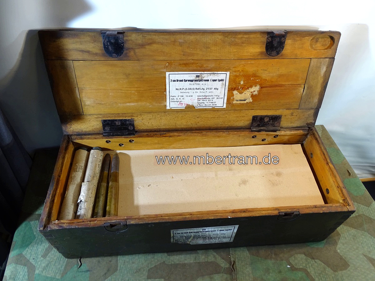 Frühe Holz Munitionskiste für 100 Stück 2 cm Spr. Gr. Patr. Flakmunition, mit Inhalt