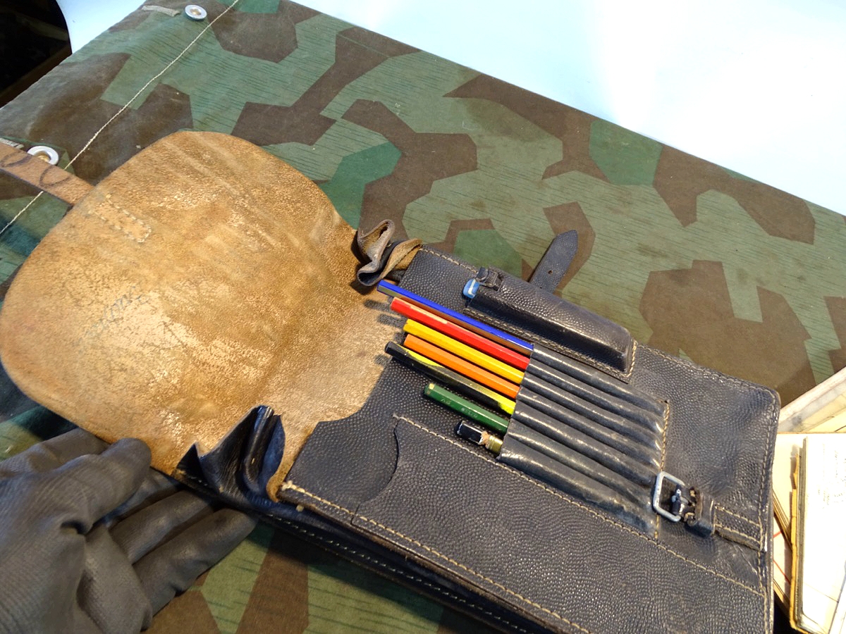 Wehrmacht, schwarze Kartentasche um 1942/43 mit RB Nummer und altem Inhalt. Wehrmacht, schwarze Kartentasche um 1942/43 mit RB Nummer und altem Inhalt.