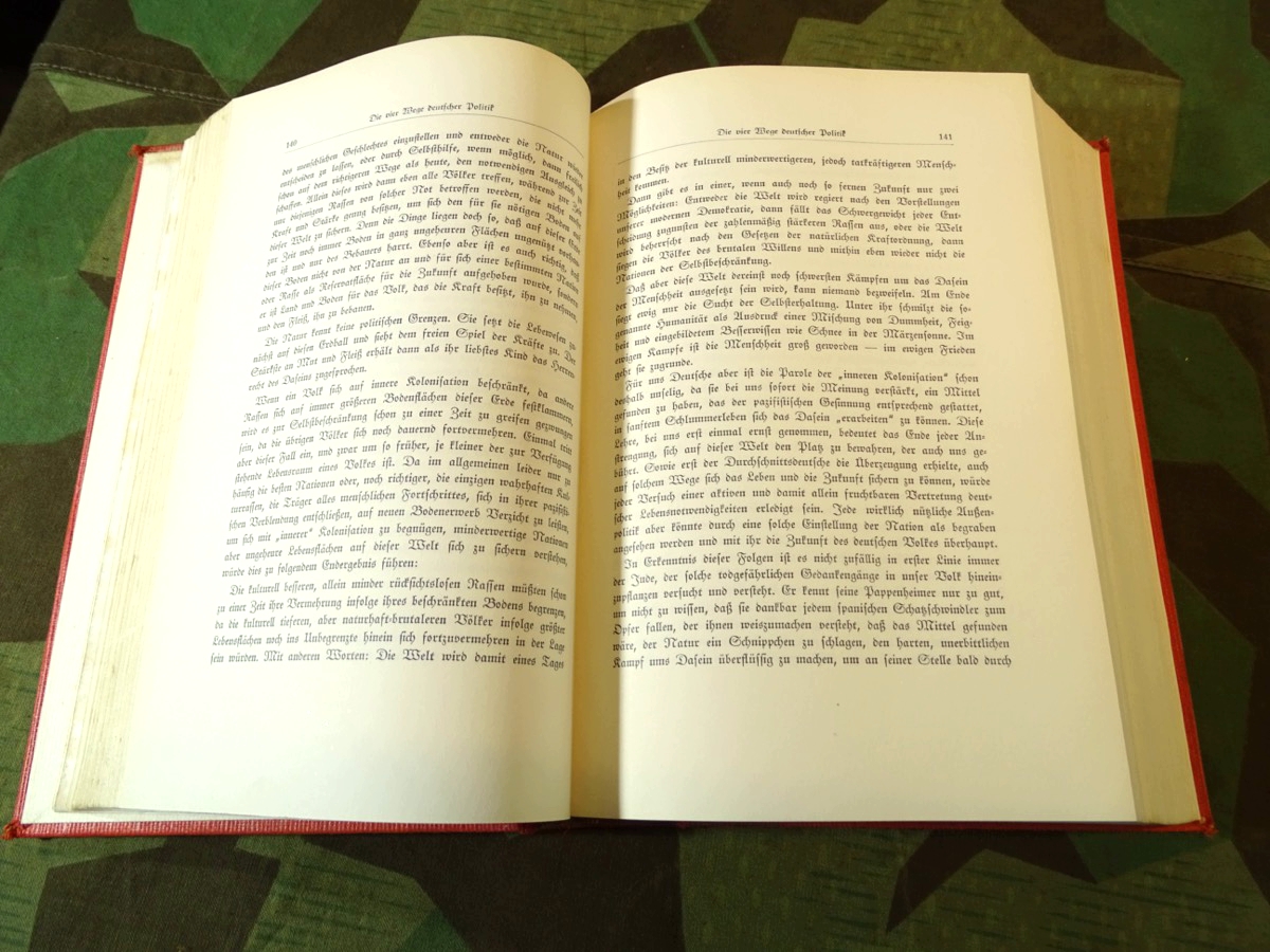 Sehr seltener Mein Kampf als Jubiläumsausgabe in rotem Leinen. Sehr seltener Mein Kampf als Jubiläumsausgabe in rotem Leinen.