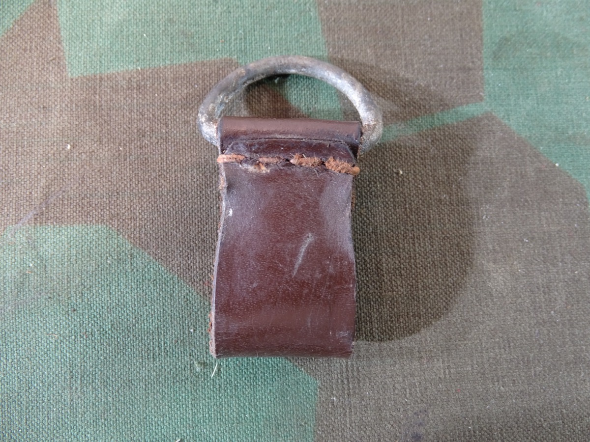 Lasche mit D -Ring zum Befestigen der Seitenwaffe / Degen / Dolch am Unterschnallkoppel 1. / 2. Weltkrieg