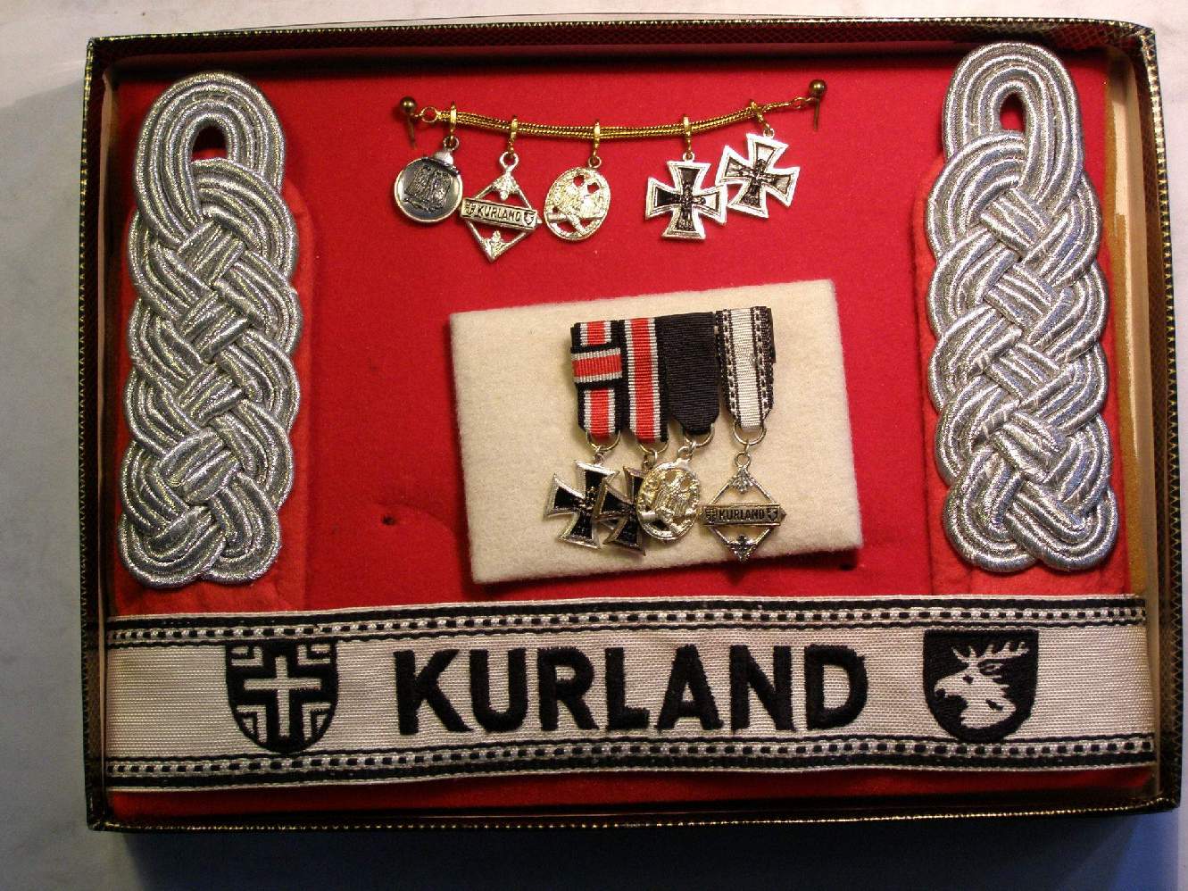 1957er Nachlass: Ärmelband, 5er Frackketchen, Miniaturen