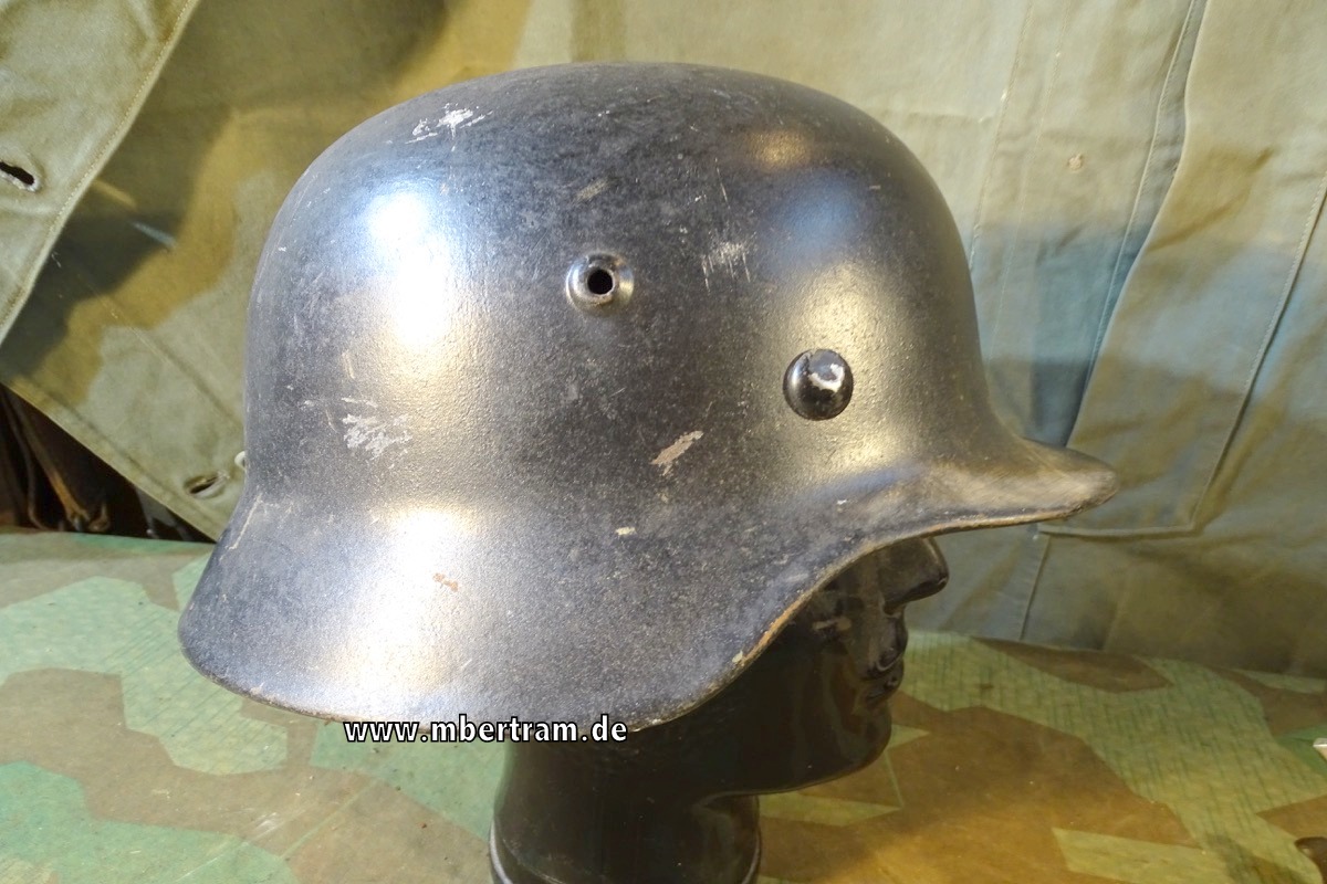 19840-1 Wehrmachts Stahlhelm  M 35 weiterbenutzt bei Feuerwehr. Glattes Metall.