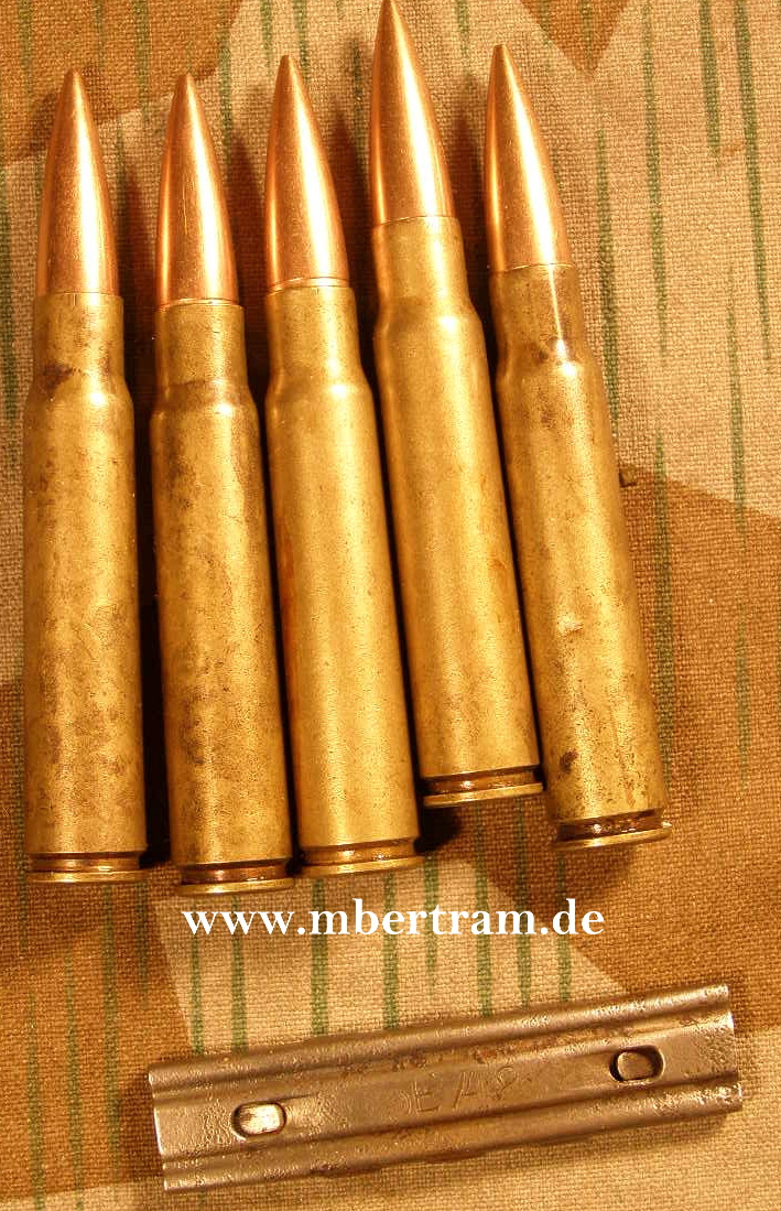 5 Messingpatronen, nrgl. "auy-1942" m. Ladestreifen f. K 98