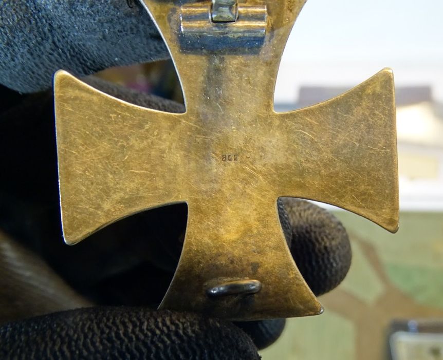 Eisernes Kreuz 1. Klasse 1914 mit Etui. Magnetischer Eisenkern, gewölbt, 800er Silberstempel