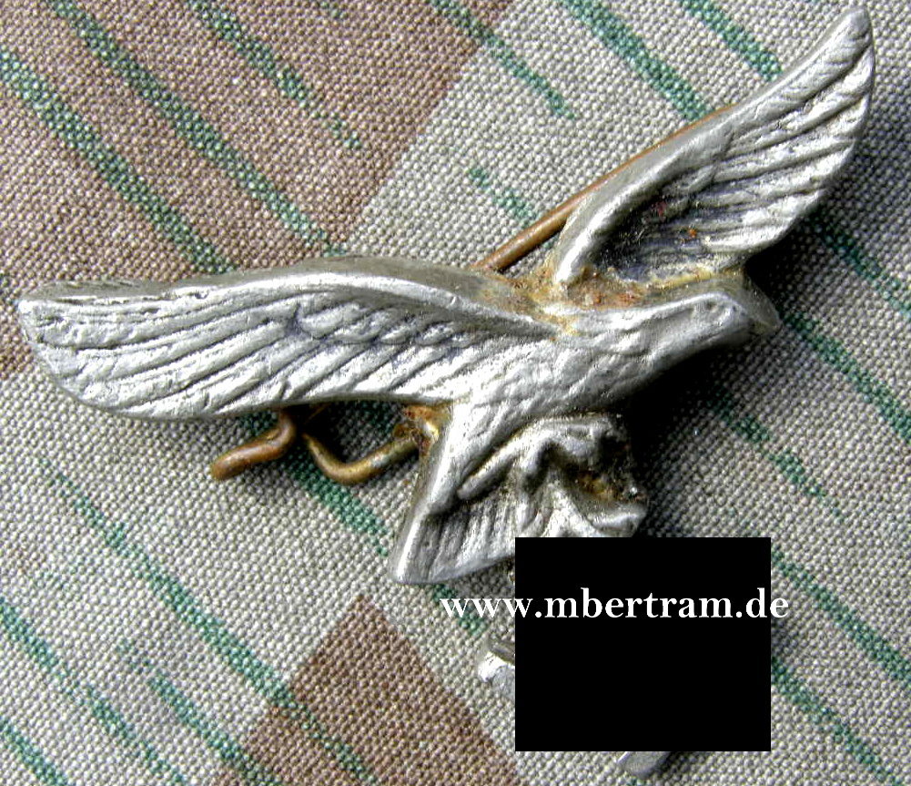 Replik: Luftwaffenadler, h ca. 2,5cm,B ca. 4cm, gealtert.