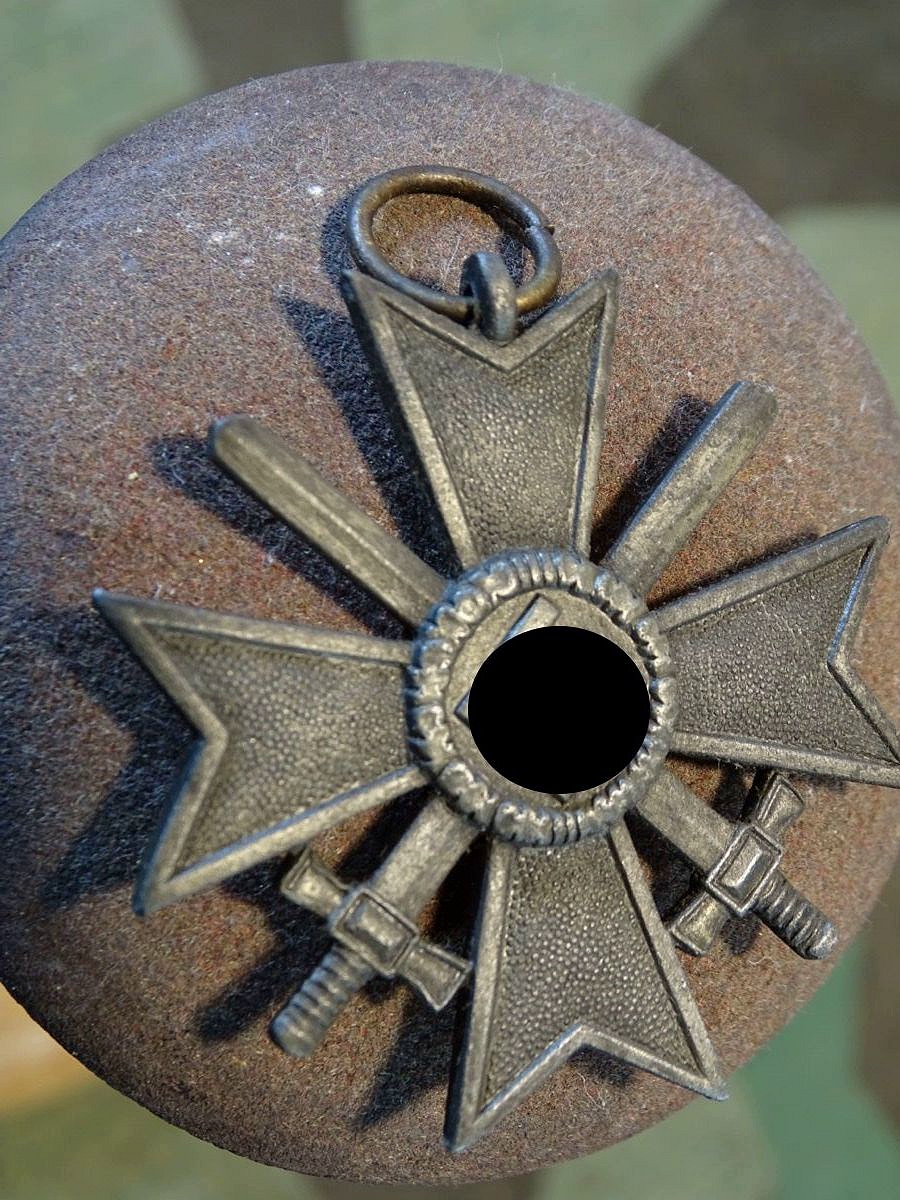 Kriegsverdienstkreuz 2 Klasse mit Schwertern, Feinzink, ohne Herstellermarke. 