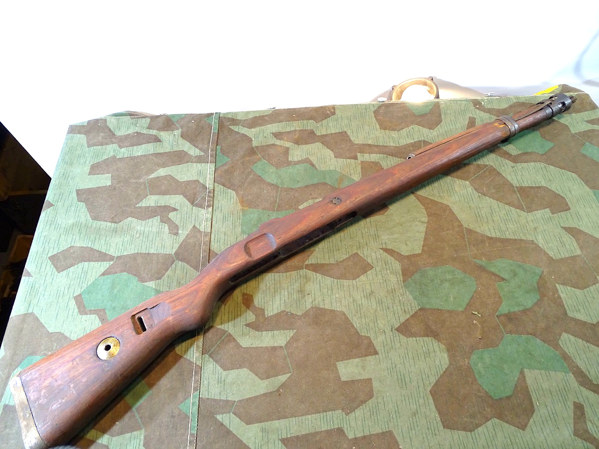 Komplette Schäftung K 98 Wehrmacht, Schichtholz, m. Beschlägen u. Magazinkasten