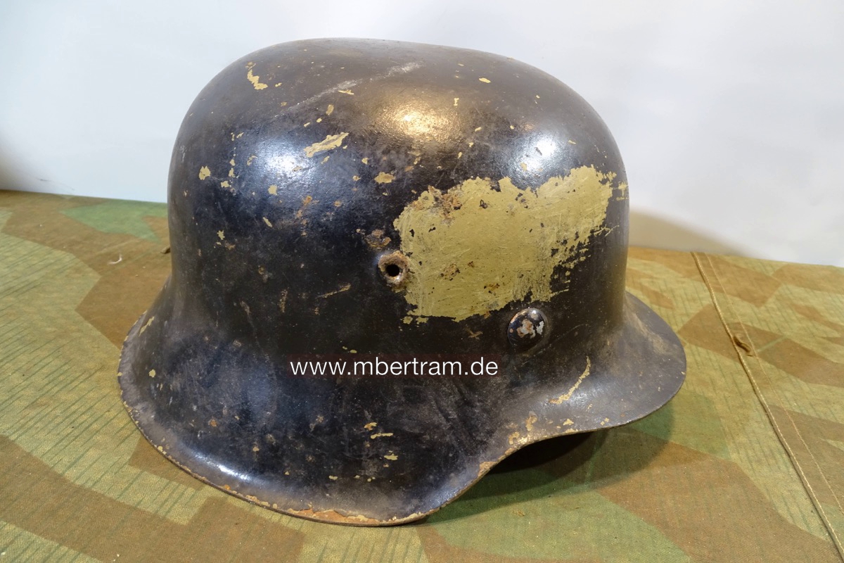 Wehrmachts Stahlhelm M 42 mit sandfarbener Afrikakorps Tarnfarbe unter schwarz.