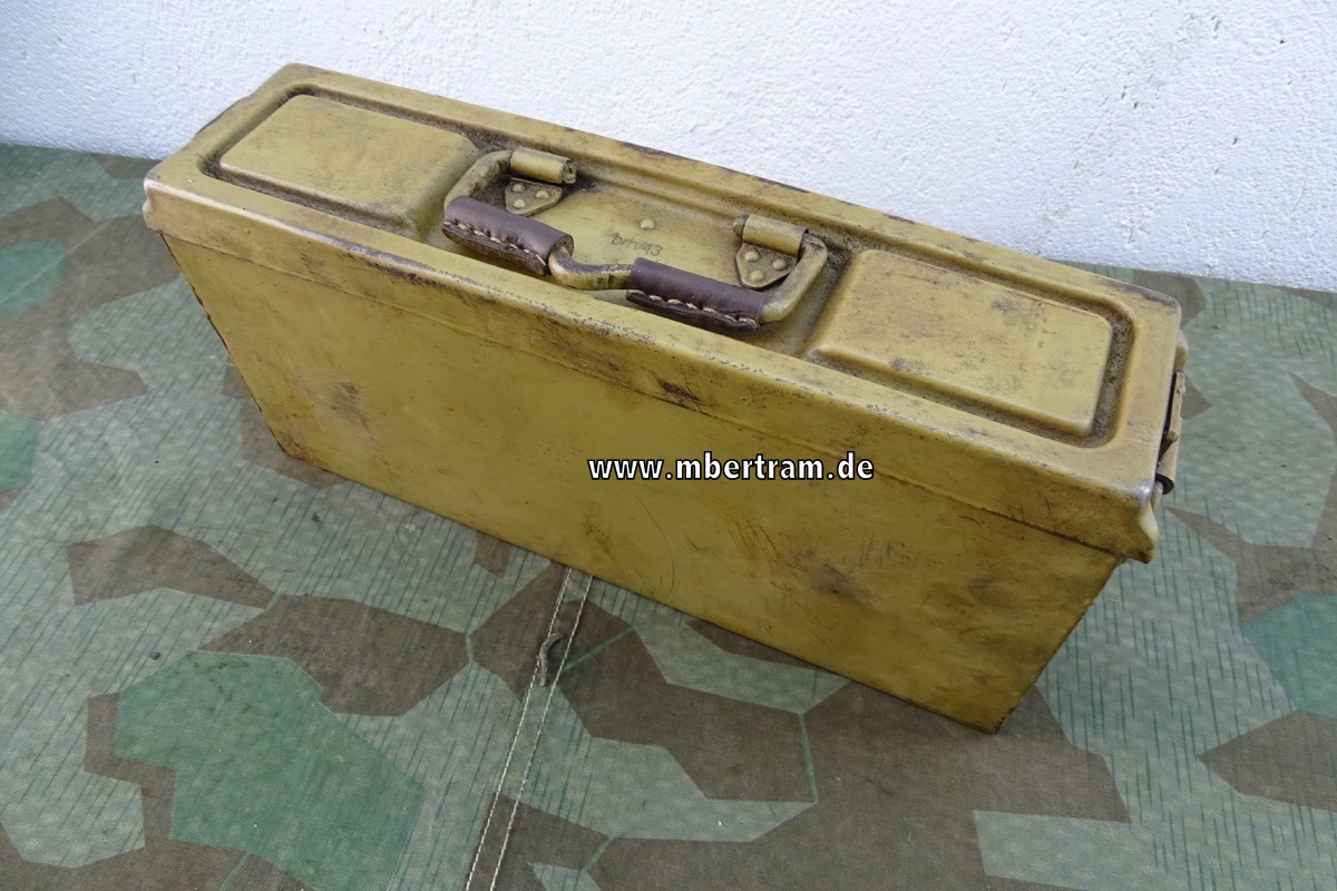 MG 34/42 Patronenkasten 41,  Hst.: "brh/43  gestempelt. Lehmgelb