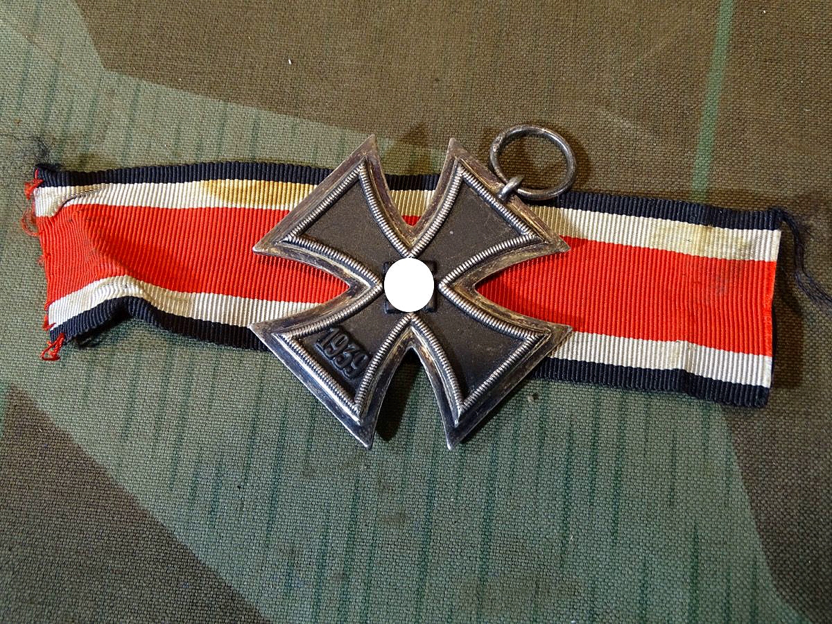 Eisernes Kreuz 2. Klasse 1939 mit Band, ohne Hersteller, schöne Erhaltung