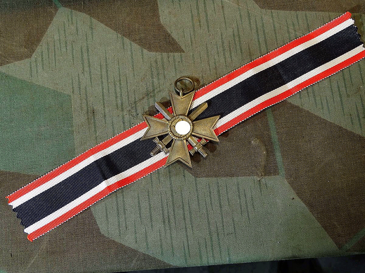 Kriegsverdienstkreuz 2. Klasse 1939 m. Schwertern, Feinzink, Zustand 1-, Hst. : 15, mit Band