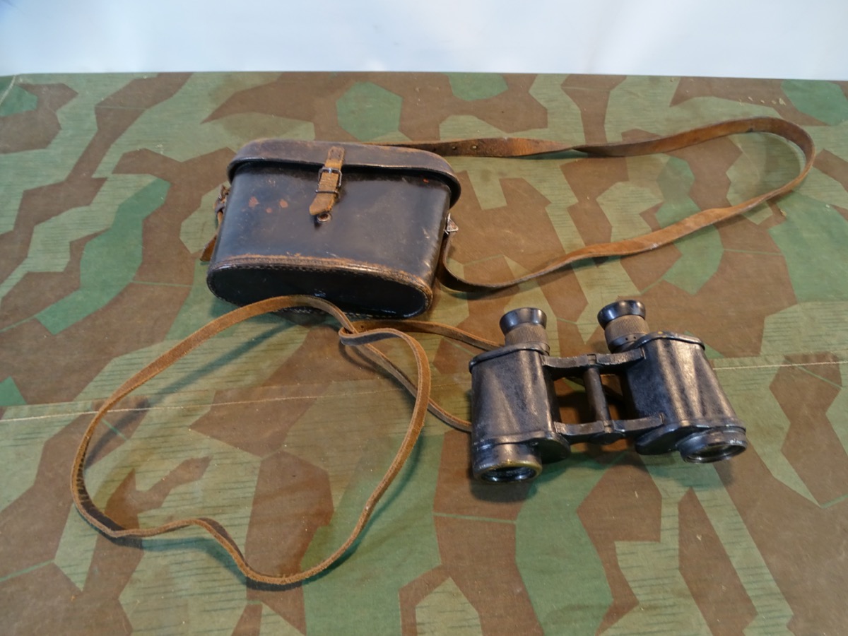 Wehrmachts Dienstglas 6x30 mit Leder Köcher. Stark getragen