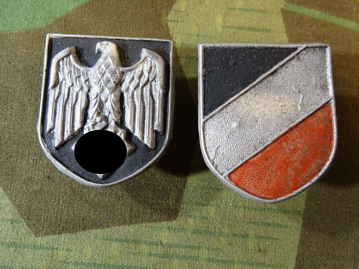 Pärchen Wappen für Wehrmachts Tropenhelm, frühe Stücke, Buntmetall lackiert, alle Splinte dran. K.W. 41