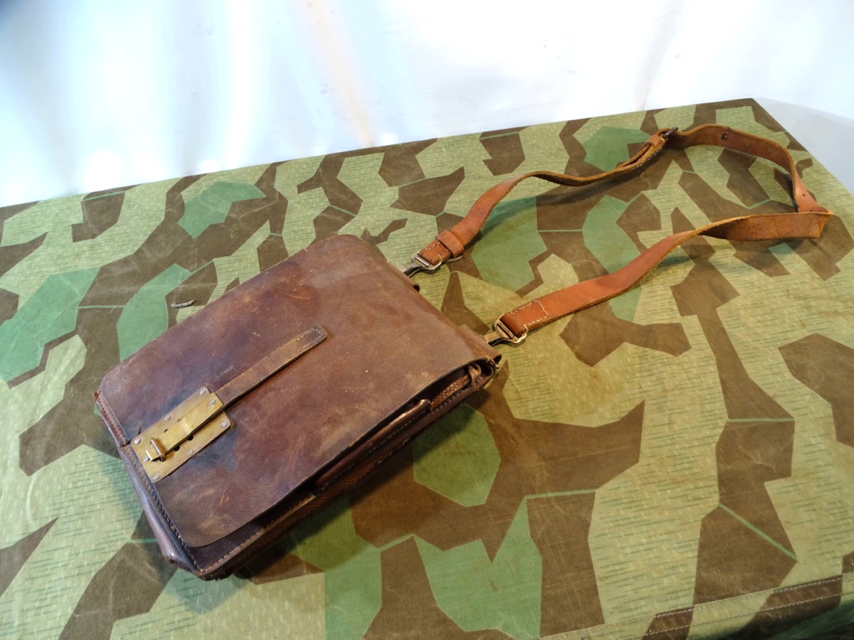 Frühe Luftwaffen Kartentasche/ Meldertasche, 1934, Stempel " Komando der Fliegerschulen Warnemünde " 