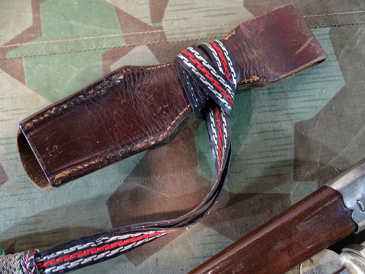 Polizei Extra Seitengewehr mit Klingenätzung Polizeischule Bonn 1937/38, Koppelschuh und Portepee. Polizei Extra Seitengewehr mit Klingenätzung Polizeischule Bonn 1937/38, Koppelschuh und Portepee.