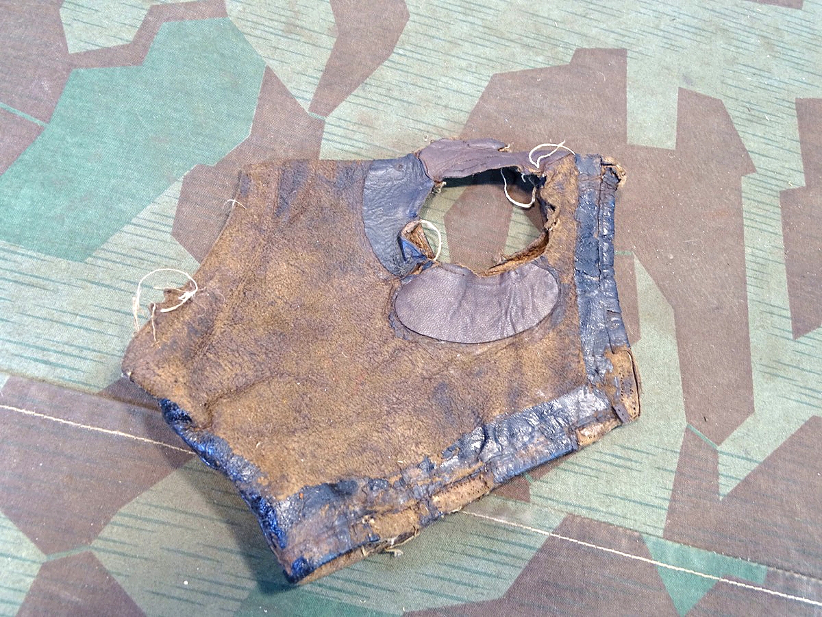 Leder von einer 1. Weltkriegs Gasmaske. Ohne Augenringe, Ventil, Riemen