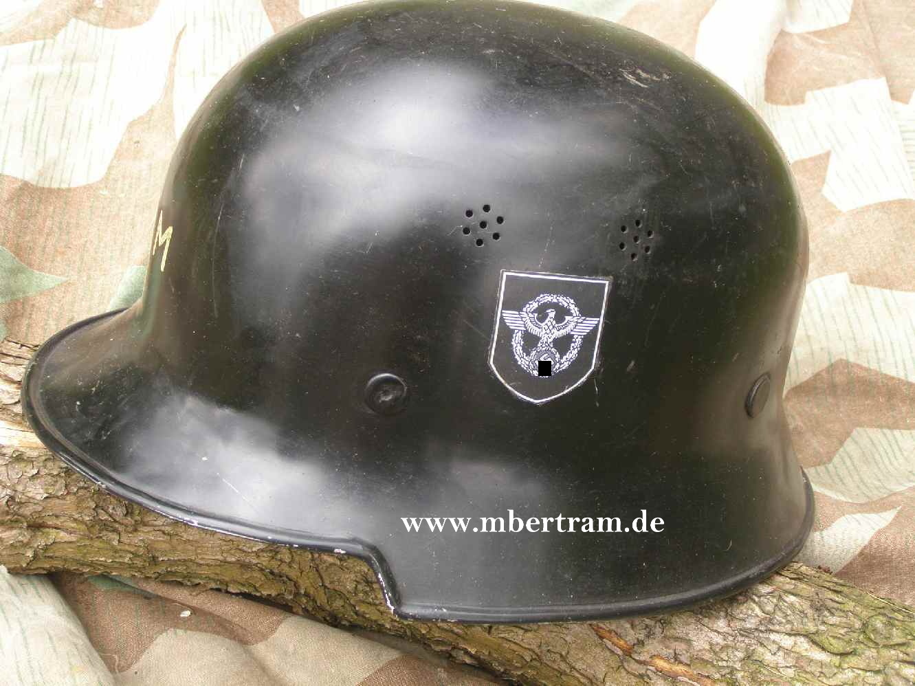 Original Feuerlöschpolizei Helm mit erneuerten Abzeichen.