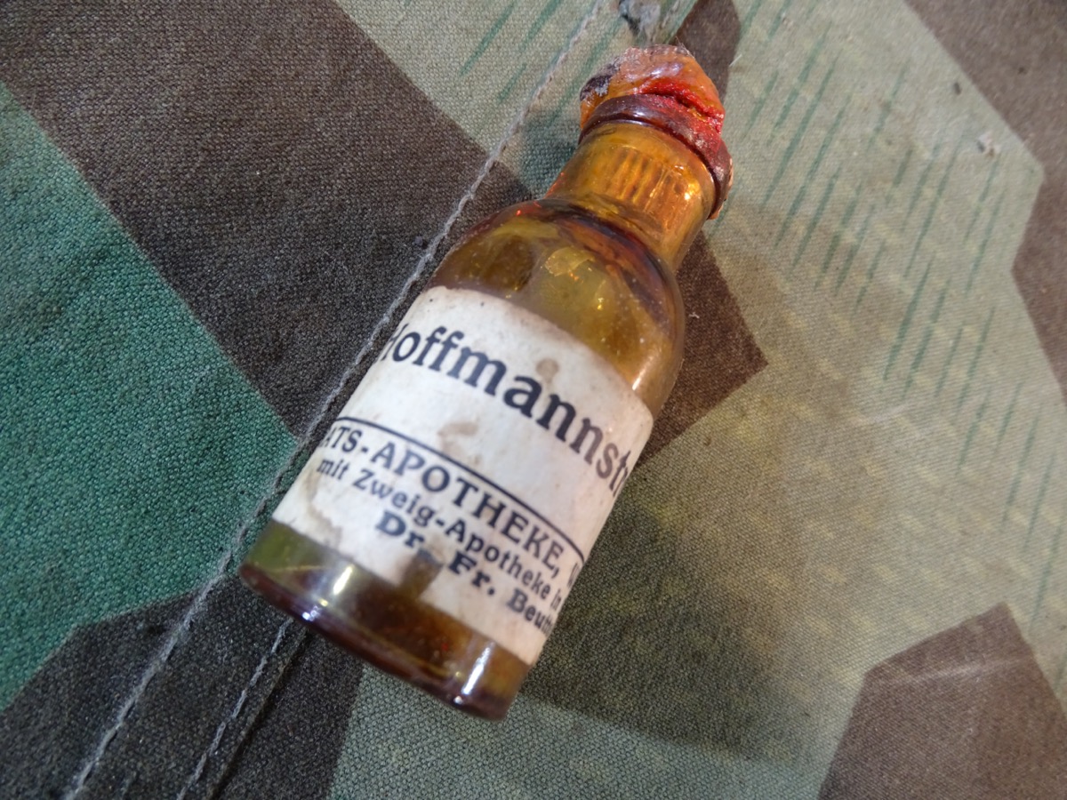 Hoffmannstropfen, Luftschutz und Sanitätsmaterial. 