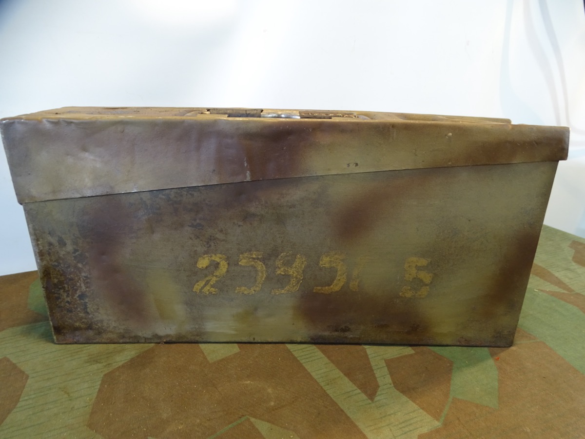 MG 34/42 Waffenmeister Patronenkasten 34 "P" mit WaA mit 2 Waffenölkanistern. MG 34/42 Waffenmeister Patronenkasten 34 "P" mit WaA mit 2 Waffenölkanistern.