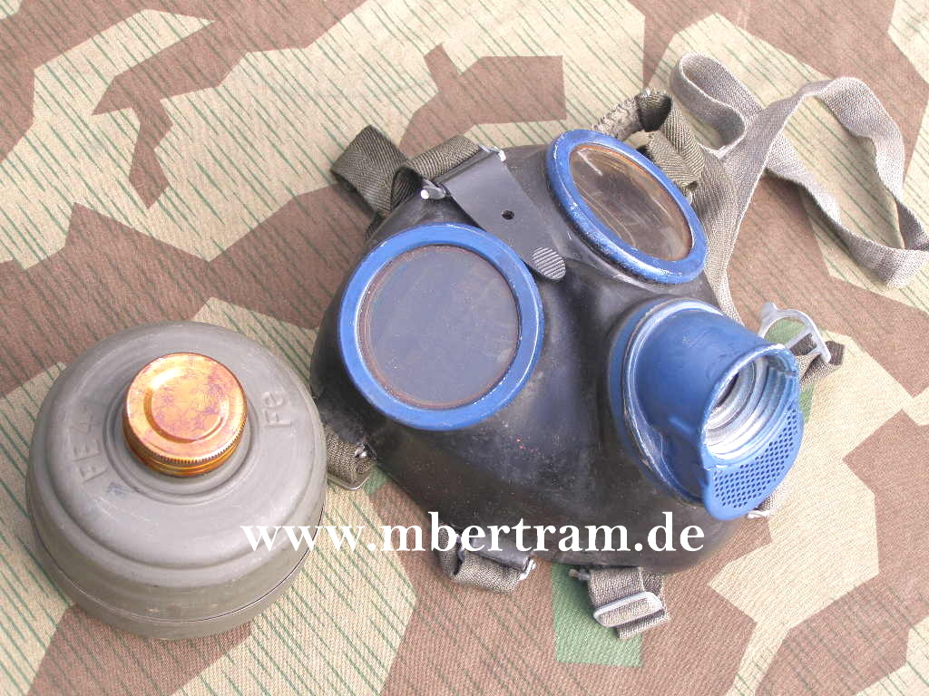 WH schwarze Gasmaske,.1944, blaues Metall, Filter "FE 41" mit 2 Deckeln, Gr. 2