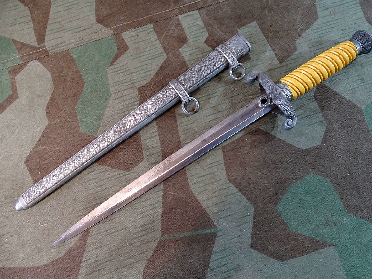 Heeres Offiziersdolch Wehrmacht, spätes Stück, Feinzink Beschläge, gelbe Griffhülse. WKC Solingen  Heeres Offiziersdolch Wehrmacht, spätes Stück, Feinzink Beschläge, gelbe Griffhülse. WKC Solingen