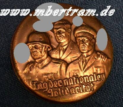 Anstecker: "Tag der nationalen Solidarität" Hohlgeprägt