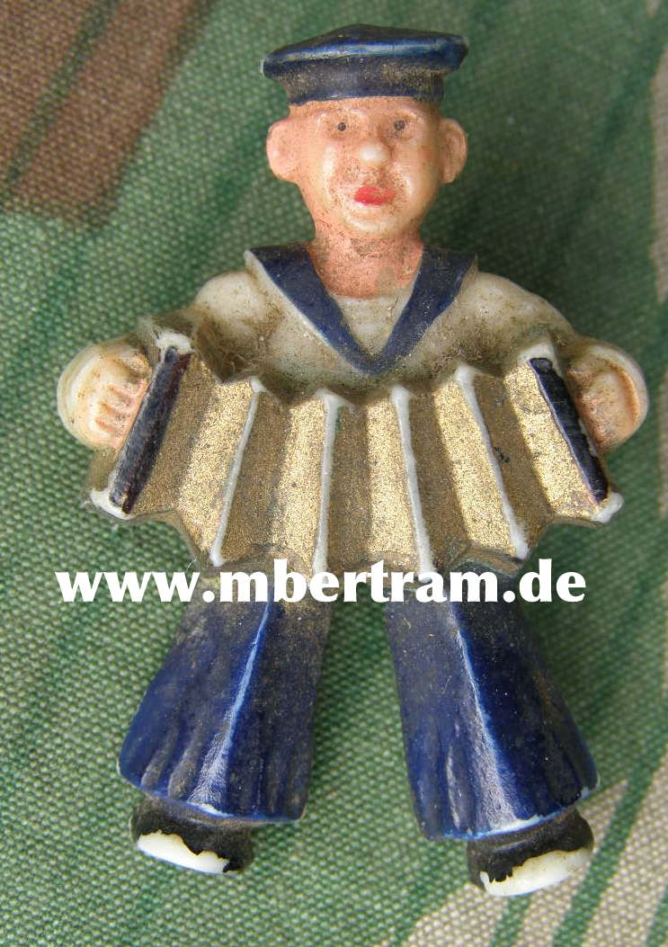 WHW Kunststoffabzeichen, "Matrose mit Zieharmonika"