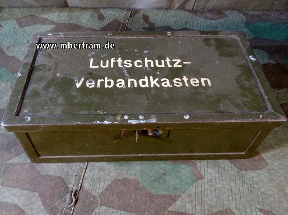 Luftschutzverbandkasten mit Packliste, Fa.A.  Kipping KG  Dresden, ohne Inhalt