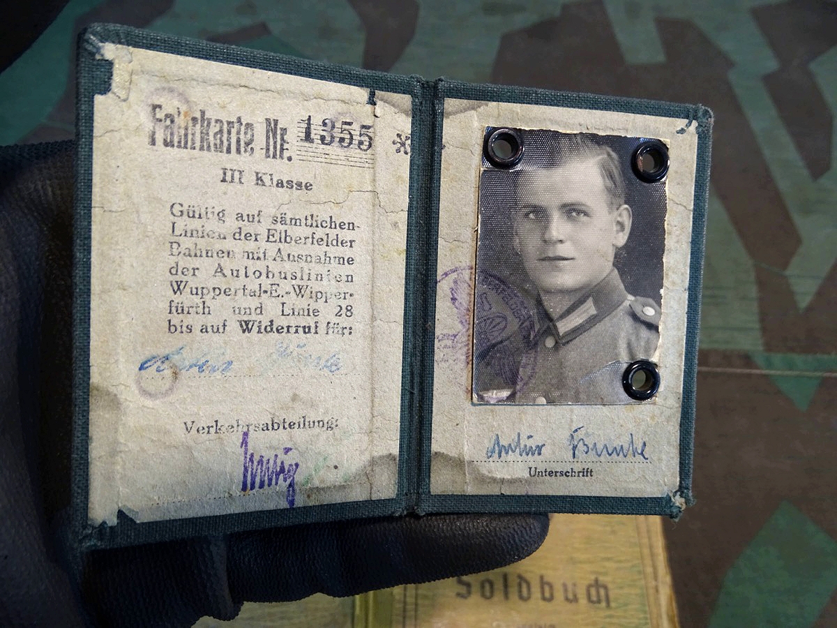 Soldbuch Grenadier Artur B, Jäger Ers. Btl. II/482, 5 Orden eingetragen Soldbuch Grenadier Artur B, Jäger Ers. Btl. II/482, 5 Orden eingetragen