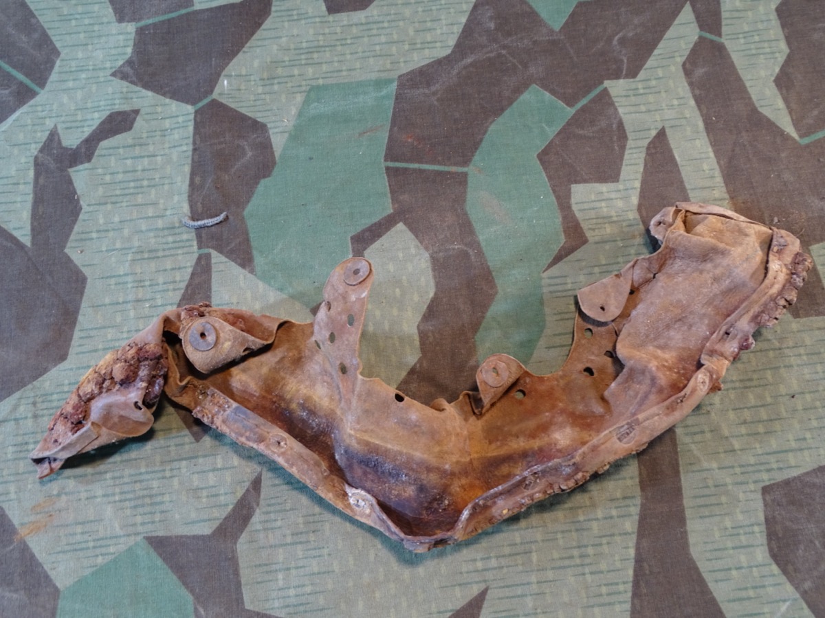 Original Stahlhelmleder für Wehrmachts Stahlhelme, Wasserfund. Ca. 52,5 cm