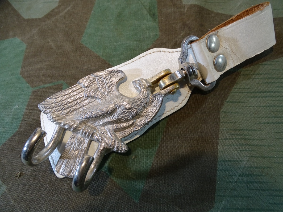 Trommel Tragehaken Modell 1918-1945, H 14 cm, Adler ohne Krone, weiße Lasche. 