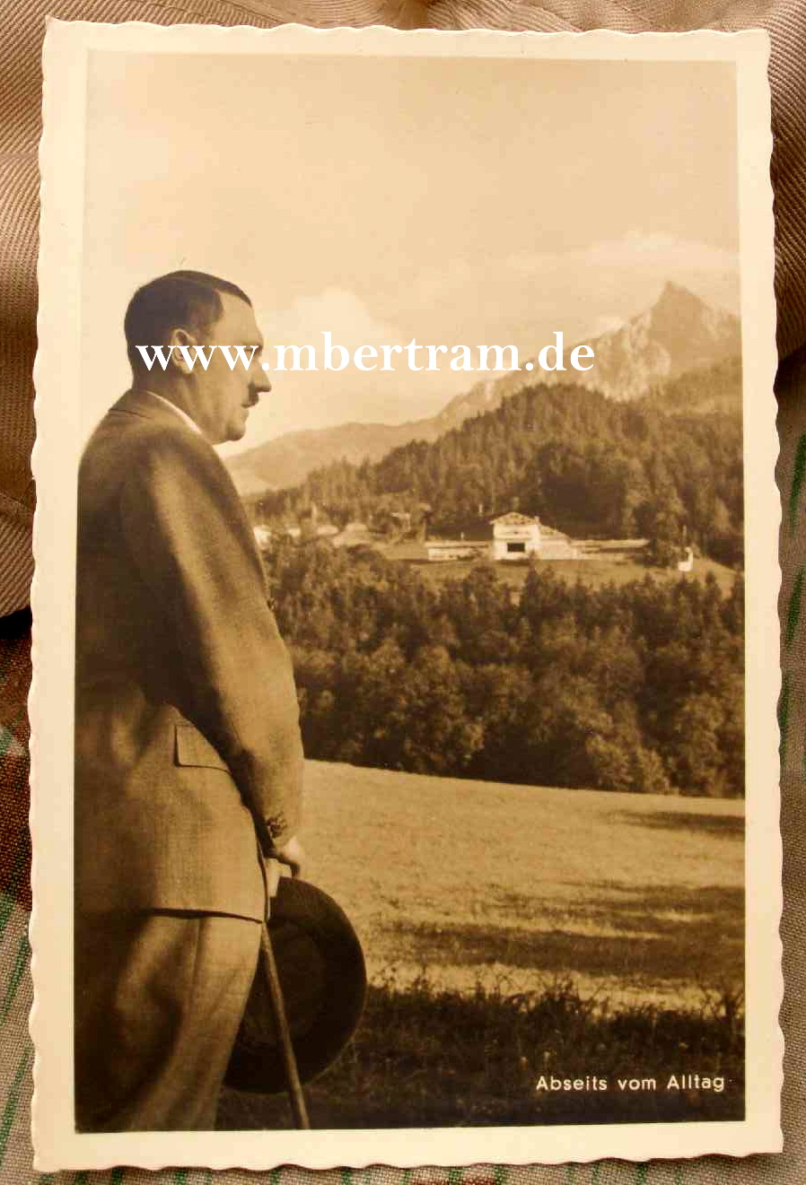 Propagandapostkarte: "A. Hitler abseits vom Alltag"