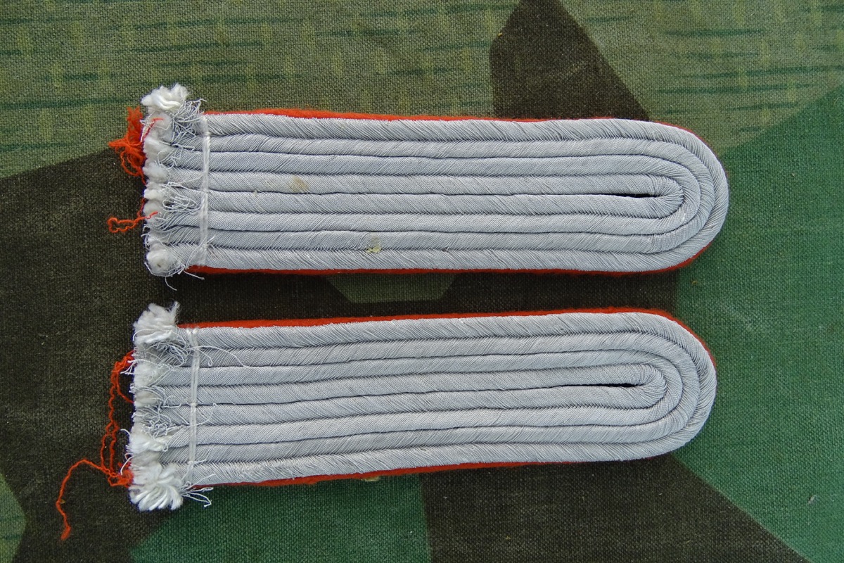Paar Schulterklappen Leutnant Wehrmach Heer  Artillerie oder Luftwaffe Flak