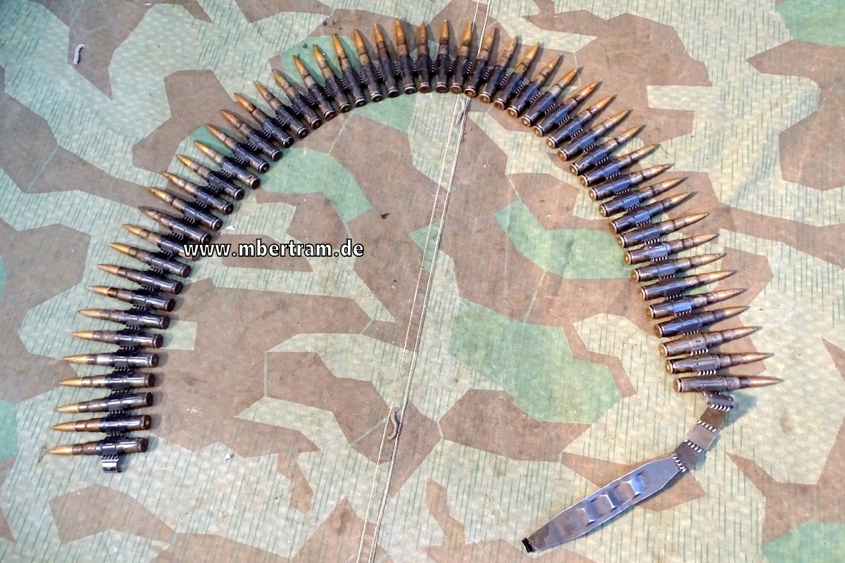 WH MG 42/MG 34 Deko Gurtkette, 53 Schuss Eisenhülsen, mit Einführer