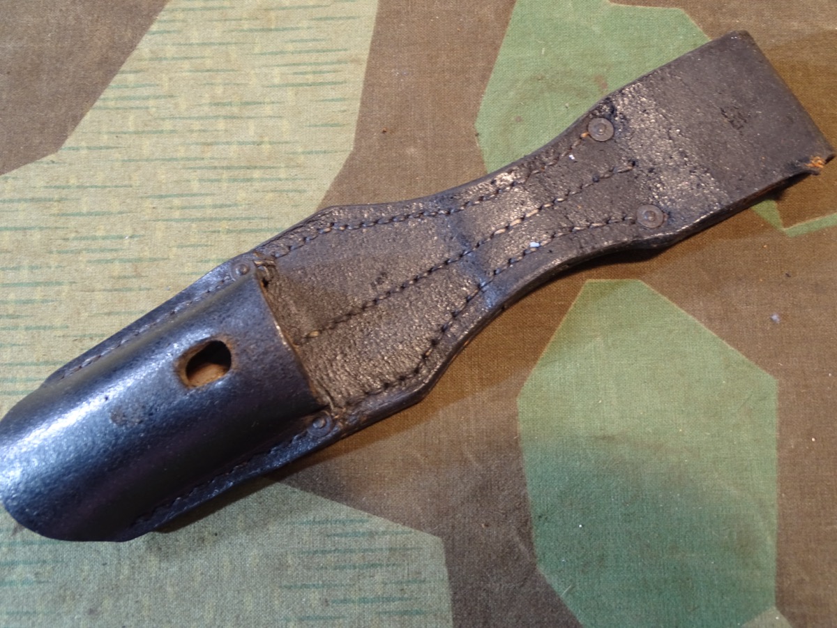Koppelschuh f. Seitengewehr M 1884/98 der Wehrmacht und Waffen SS, Kl. Lochreparatur hinten Koppelschuh f. Seitengewehr M 1884/98 der Wehrmacht und Waffen SS, Kl. Lochreparatur hinten