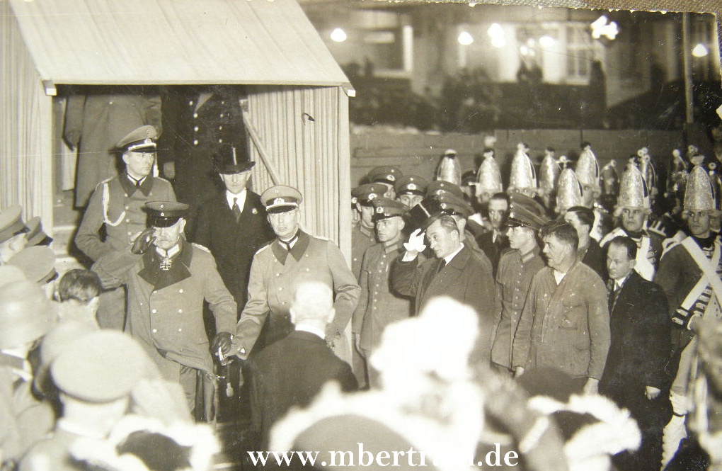 2 Fotos Reichswehr. Parade des 13. Inf. Rgt. 2 in Berlin 1933
