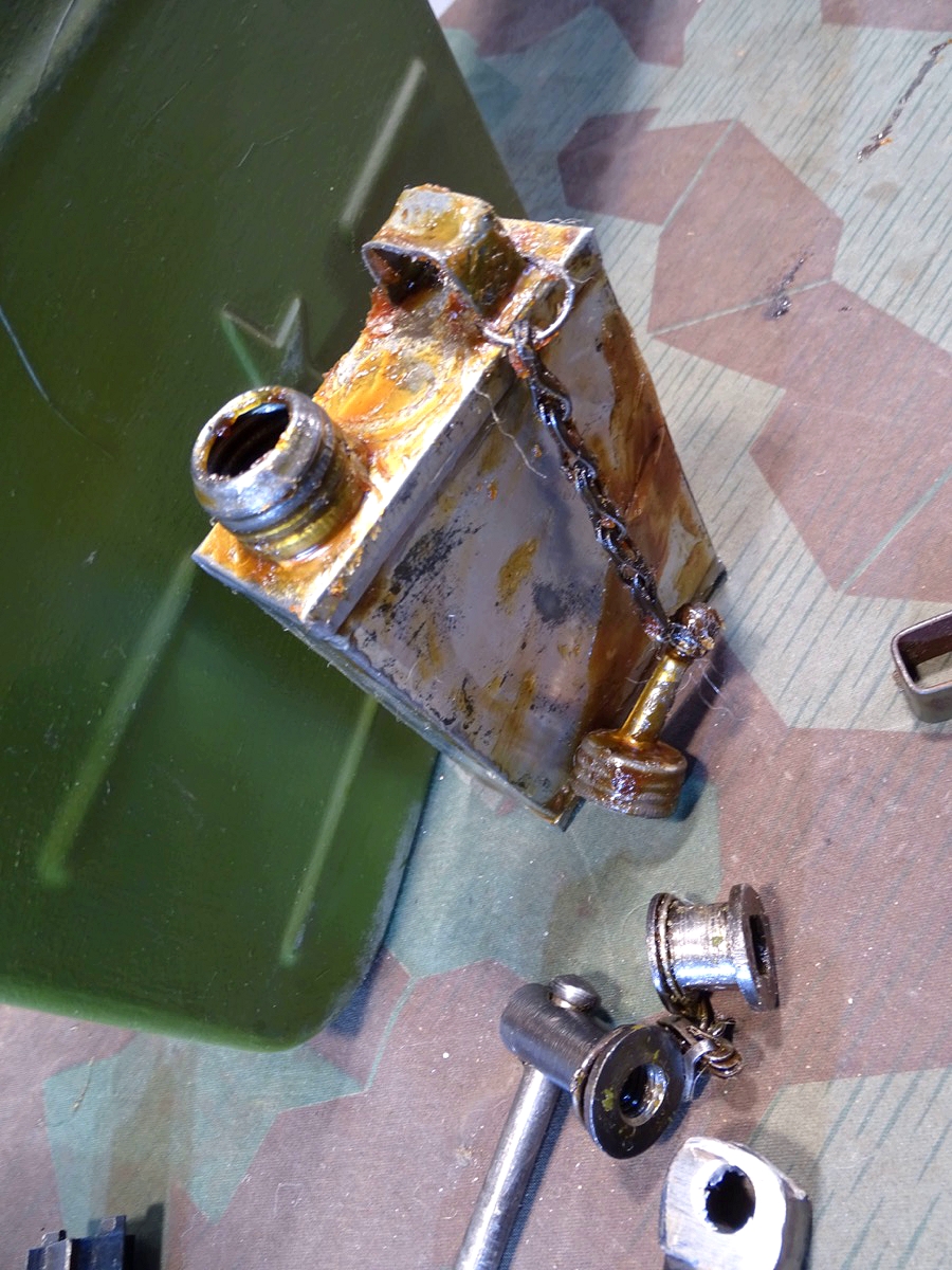 Waffenmeister Gurtkasten für das MG Maxim M 1910 mit umfangreichem Inhalt Waffenmeister Gurtkasten für das MG Maxim M 1910 mit umfangreichem Inhalt