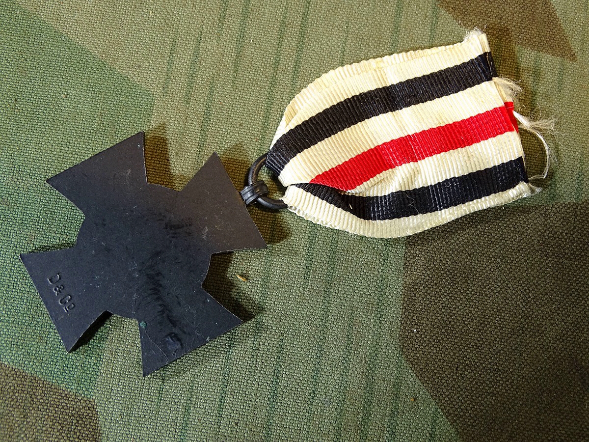 Ehrenkreuz für Witwen und Waisen 1914-18 - …Hst.: D&Co, Eisen geschwärzt, am Band