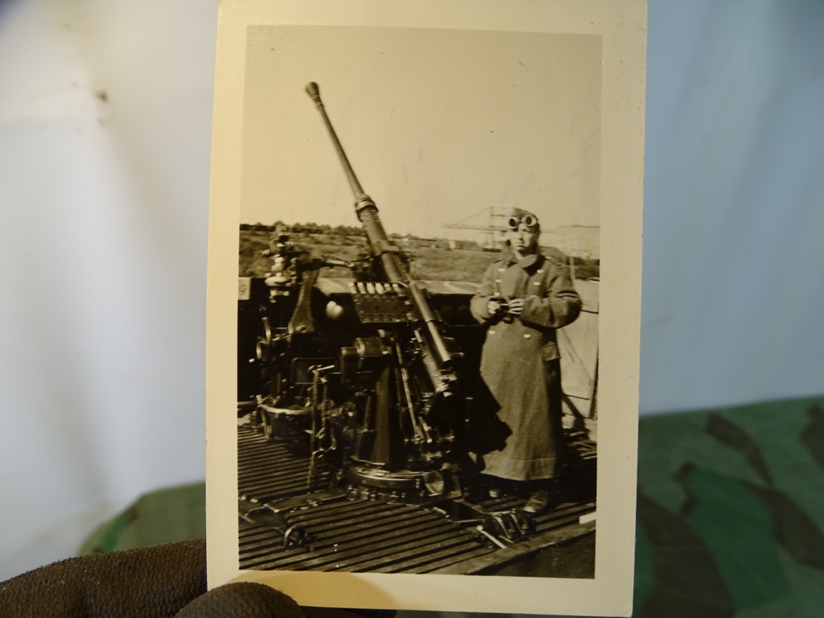 Foto einer 3,7 cm Flak auf Sockellafette mit Laderahmen, Soldat mit großer Staubbrille, Köln 1940. 